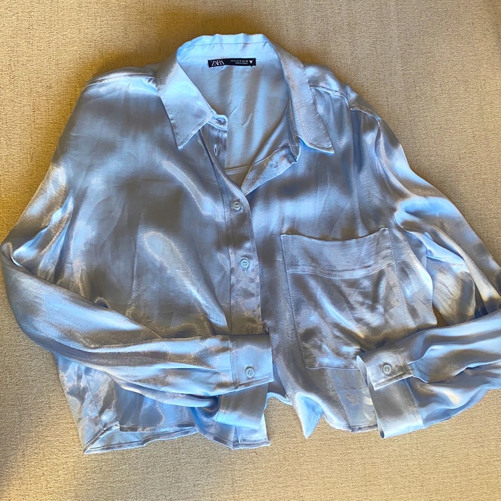 Never worn Zara women’s satin-feel button up.
